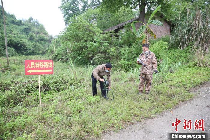 圖為宜州區(qū)在洪水防御和防汛搶險(xiǎn)應(yīng)急演練過程中，通過手搖式報(bào)警器預(yù)警方式，提醒民眾轉(zhuǎn)移?！±钌骄?攝