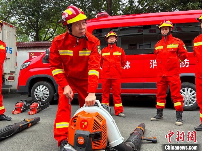 江西安遠(yuǎn)：“最美消防員”守護(hù)紅色土地的綠水青山