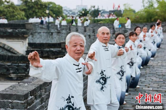 歙縣古城墻上百人八段錦 歙縣文化旅游體育局供圖