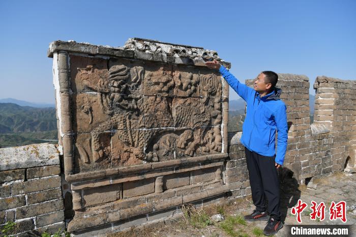 “長城老郭”展示金山嶺長城的麒麟影壁?！〉杂鸺?攝