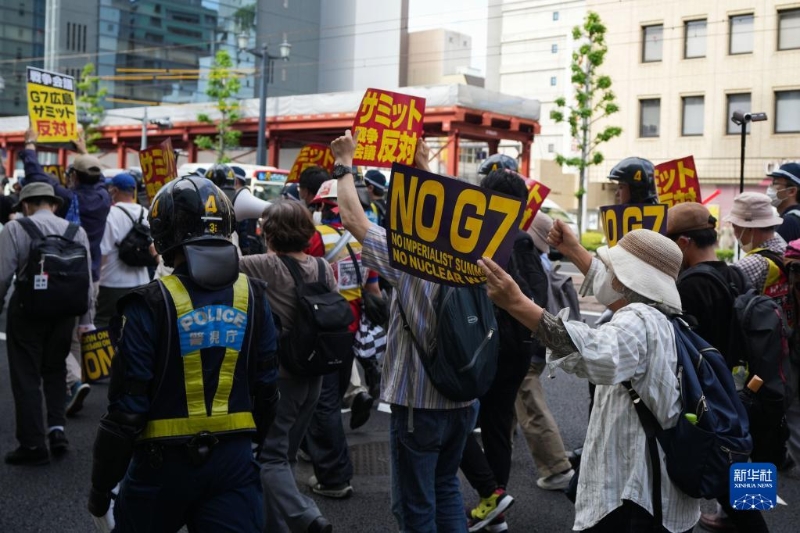 5月20日，民眾在日本廣島參加游行反對(duì)七國(guó)集團(tuán)峰會(huì)。（圖源：新華網(wǎng)）