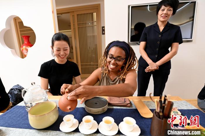 代表團(tuán)成員在漳州古城體驗(yàn)中國(guó)茶文化?！埥鸫?攝