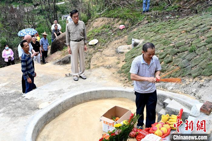 張榮恭(中)在詔安縣秀篆鎮(zhèn)北坑村張氏祖墓前祭拜先祖?！埥鸫?攝