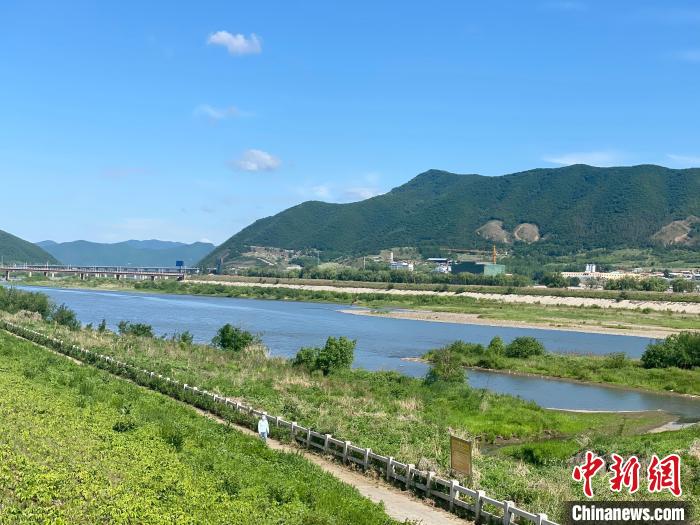 2日，圖們市噶呀河畔的晴空美景。　譚偉旗 攝