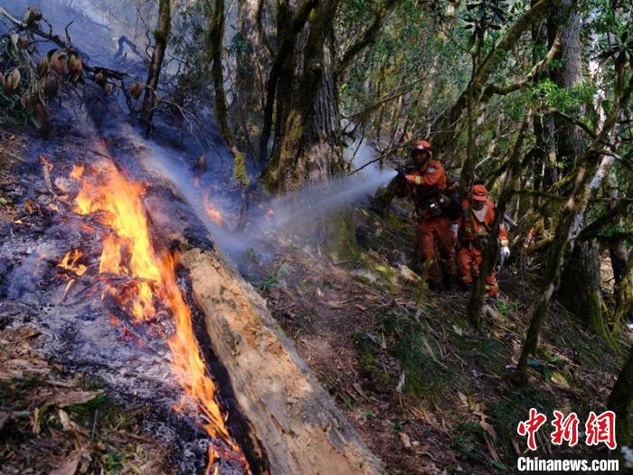 森林消防員正在木里火場一線撲火。　程雪力 攝