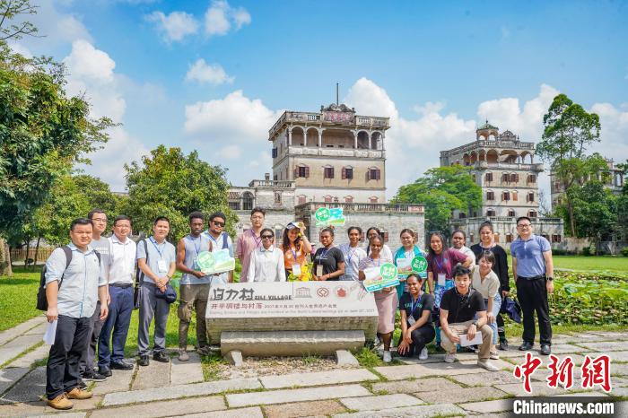 研學團參訪開平碉樓 廣東省人民對外友好協(xié)會 供圖