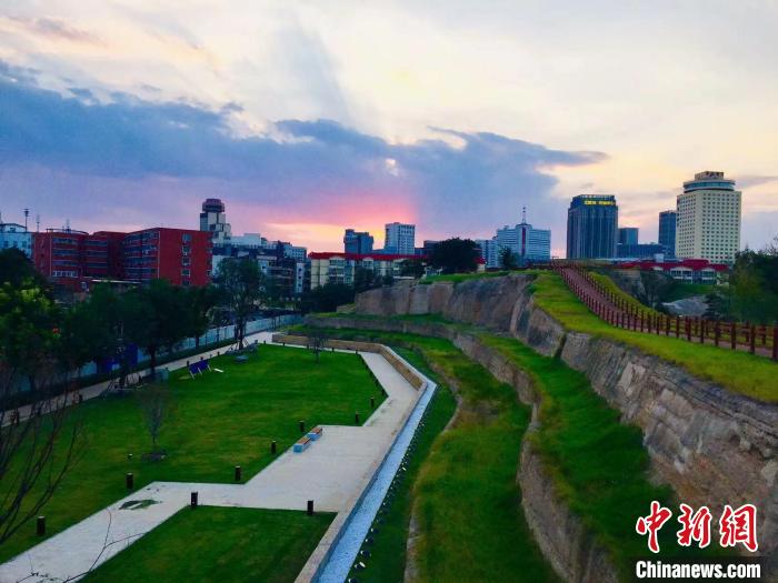 圖為鄭州商城國(guó)家考古遺址公園的城墻遺址?！『幽鲜∥奈锞止﹫D