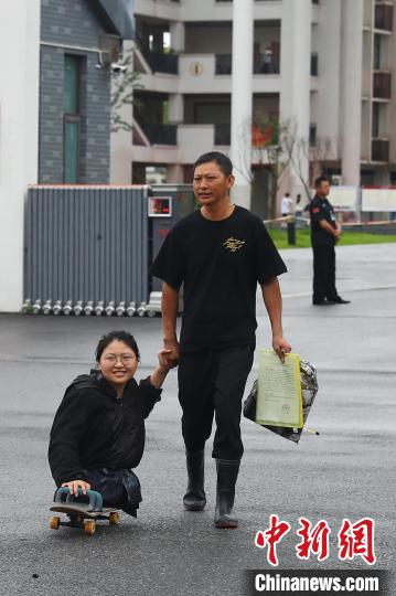 江西“無(wú)腿女孩”順利完成高考：希望考上喜歡的大學(xué)和專(zhuān)業(yè)