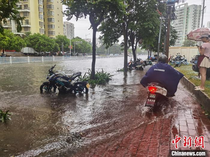 6月8日，北海市街道被積水淹沒?！〉岳顝?qiáng) 攝