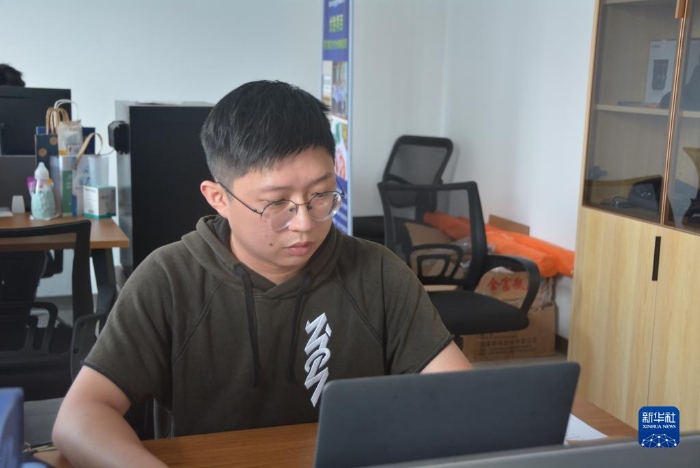 6月12日，臺青呂俊岳在工作中。新華社記者 顏之宏 攝