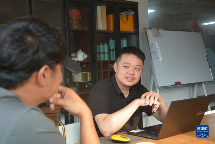 6月12日，臺青張培軒與合作伙伴交流。新華社記者 顏之宏 攝