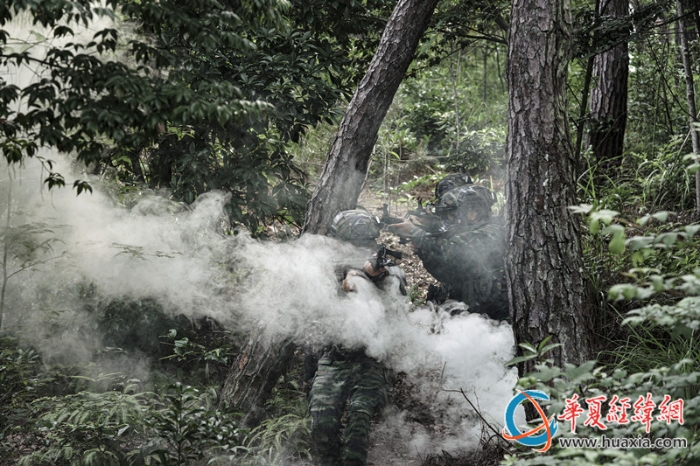 特戰(zhàn)隊員穿越“染毒區(qū)”   張陳宇攝_副本