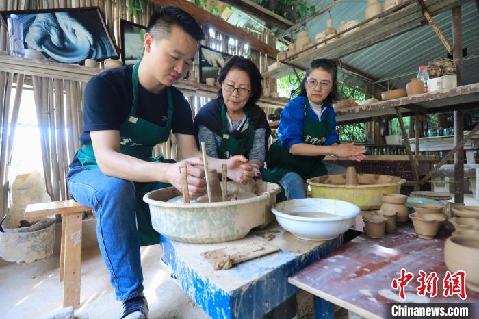 海外華媒代表在會(huì)理綠陶文化產(chǎn)業(yè)園工坊體驗(yàn)制作。　王磊 攝