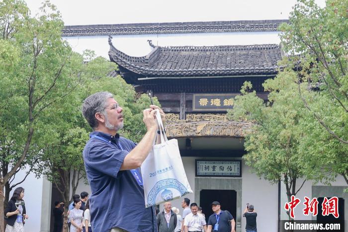 外國駐華使節(jié)團(tuán)走進(jìn)“千年瓷都”景德鎮(zhèn)感受中國陶瓷文化魅力