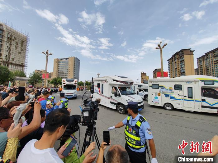 500多輛來自全國各地的房車、越野車、摩托車踏上塵封半年之久的獨庫公路，品味大美新疆。　王小軍 攝