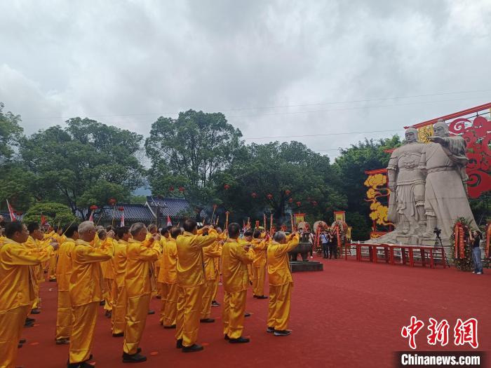 兩岸同胞齊聚將軍山，共祭開漳圣王陳元光。　廖珍妹 攝