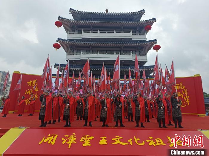 開幕式現(xiàn)場迎賓表演《旌旗獵獵凱旋歸》。　廖珍妹 攝