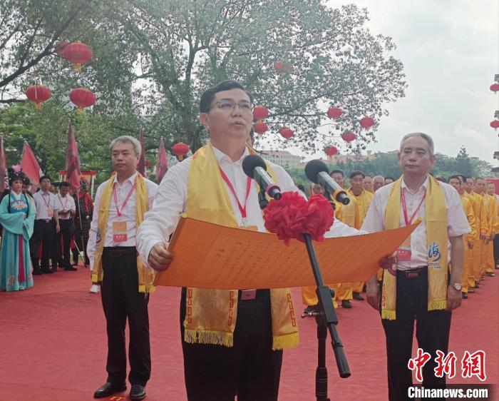 漳州市市長王進足在祭祀大典中恭讀祝文。　廖珍妹 攝