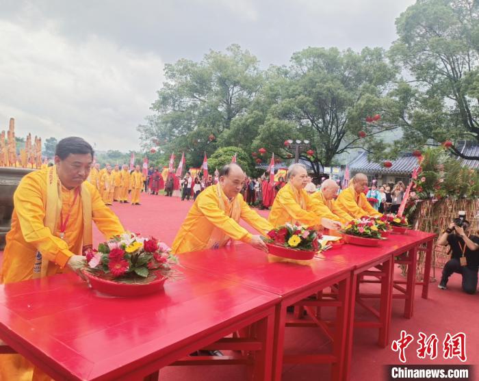 兩岸同胞齊聚將軍山下，共祭開漳圣王陳元光。圖為舉行祭祀大典?！×握涿?攝