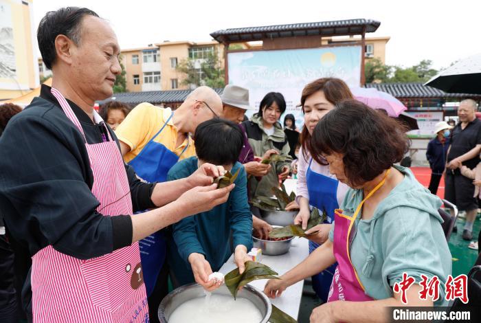 包粽子。　楊迪 攝