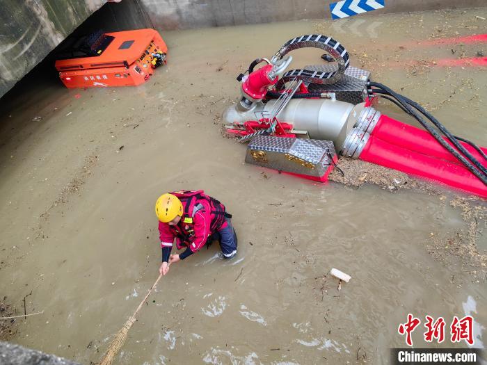 圖為消防員在進(jìn)行抽水作業(yè)。　貴陽(yáng)市消防救援支隊(duì)供圖