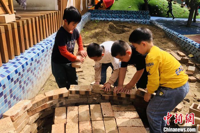 學(xué)生們正在建造“兵馬俑博物館”的地基?！∥靼矅H陸港第一幼兒園供圖