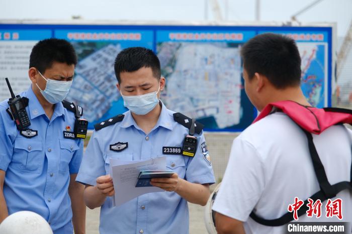 平潭邊檢站移民管理警察對船員證件進行查驗?！±钭谒?攝