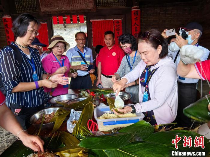 桂臺兩地民眾共包粽子慶端午寓意“同粽同源”