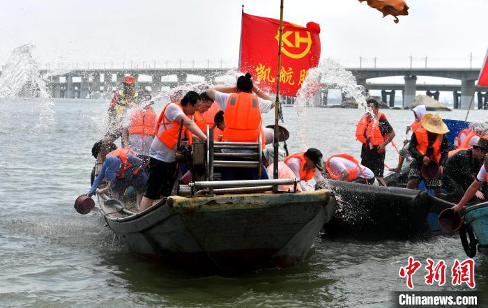 圖為兩岸民眾海上潑水慶端午?！蚊?攝