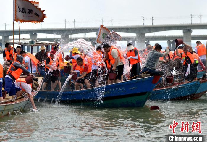 圖為兩岸民眾海上潑水慶端午?！蚊?攝