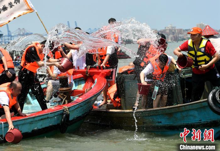 圖為兩岸民眾海上潑水慶端午?！蚊?攝