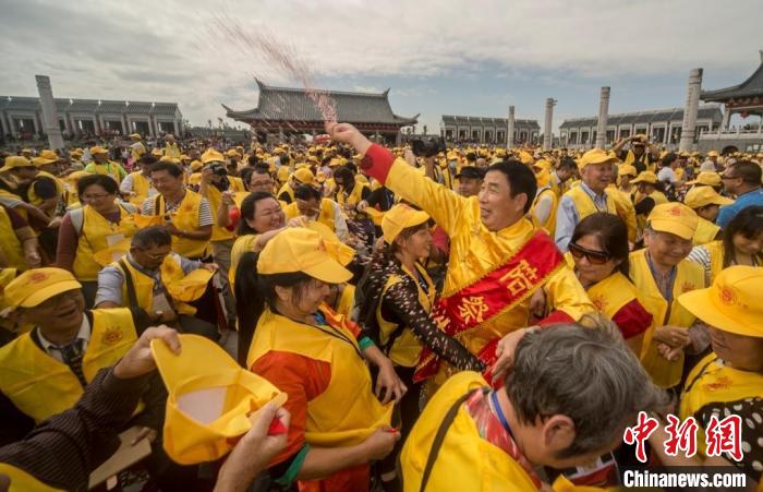 每年的世界客屬石壁祖地祭祖大典吸引著眾多海內(nèi)外客屬前來參加?！∪魇形麄鞑抗﹫D