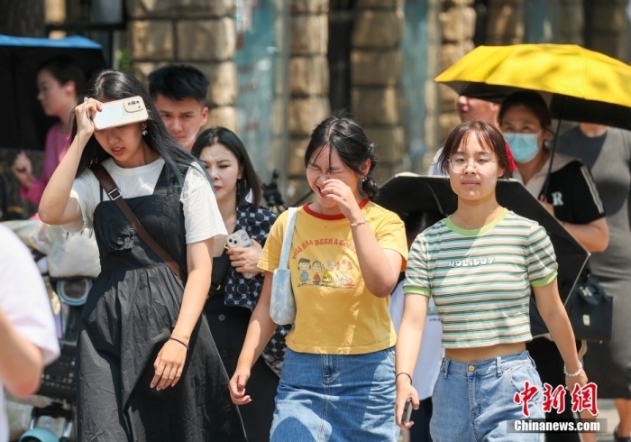 6月23日，北京高溫天氣持續(xù)，市民冒著高溫出行。當日，北京市氣象臺升級發(fā)布高溫紅色預(yù)警信號。<a target='_blank' href='/'>中新社</a>記者 賈天勇 攝