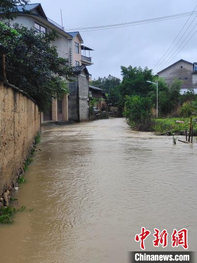 武夷山市洋莊鄉(xiāng)東村洪水漫過路面。