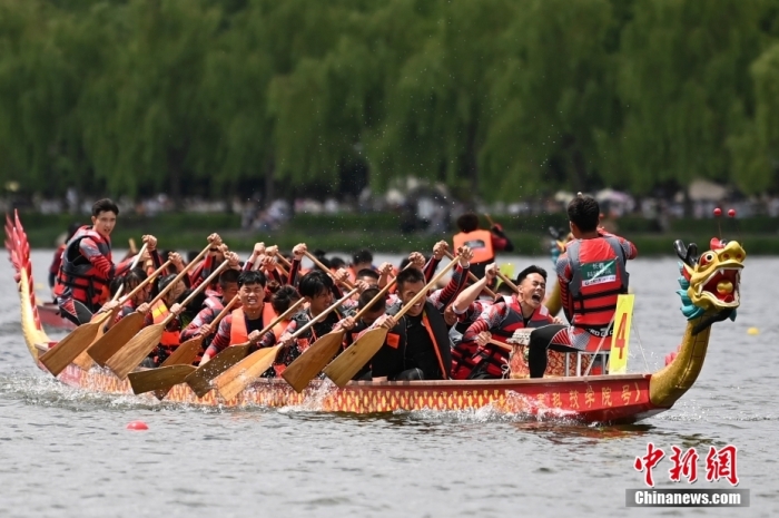 6月22日，中國傳統(tǒng)節(jié)日端午節(jié)，吉林省第一屆全國龍舟邀請賽在長春舉行，來自吉林、安徽、廣東、河北等地16支隊(duì)伍參賽。<a target='_blank' href='/'>中新社</a>記者 張瑤 攝