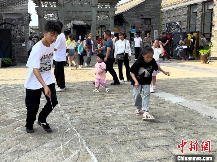 陜西延安：非遺國(guó)潮游園會(huì)引游人