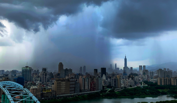 臺(tái)北市午后開(kāi)始下起大雨，天空中一度出現(xiàn)雨瀑