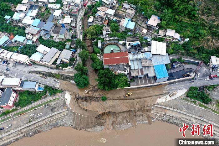 27日，四川汶川突發(fā)山洪泥石流災(zāi)害。圖為汶川縣威州鎮(zhèn)新橋溝泥石流災(zāi)害現(xiàn)場(chǎng)?！∥榕庞?攝