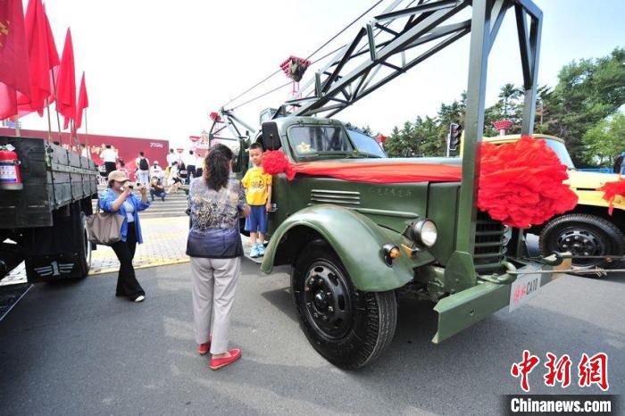 長春市民在觀賞解放卡車?！「啐埌?攝