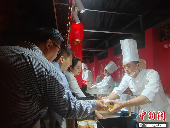 圖為嘉賓現(xiàn)場品嘗山西面食。　高雨晴 攝