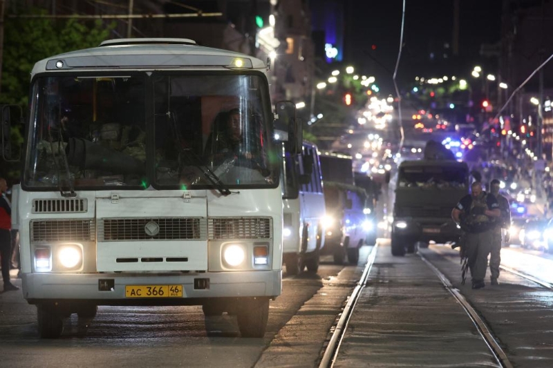 6月24日，在俄羅斯頓河畔羅斯托夫，“瓦格納”組織車隊駛過。（圖源：新華社）