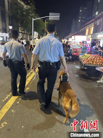 圖為民警帶毛毛走進大街小巷進行反詐宣傳?！【?供圖