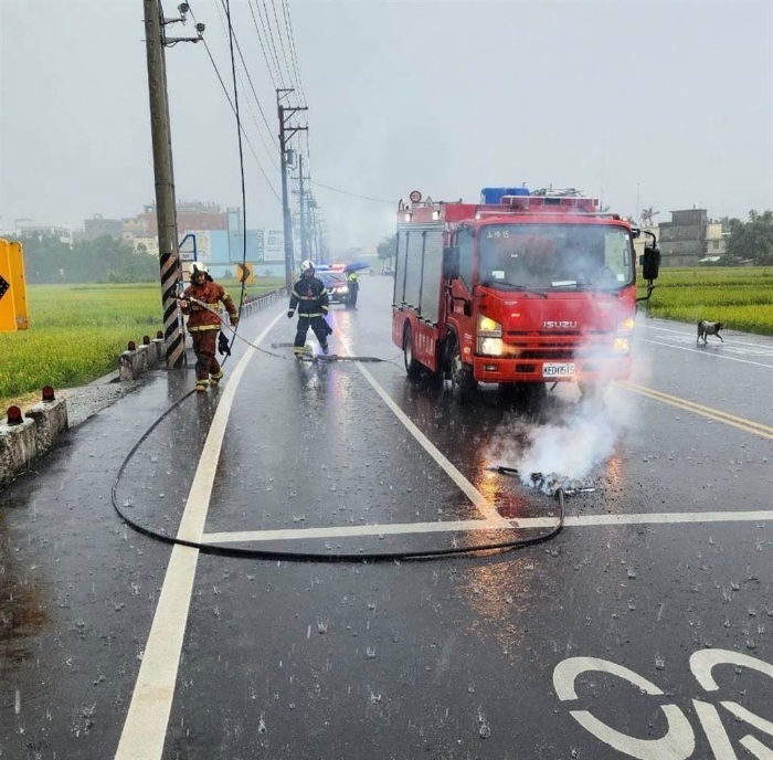 桃園平鎮(zhèn)一處電線2日下午遭雷擊，斷裂掉落路面起火