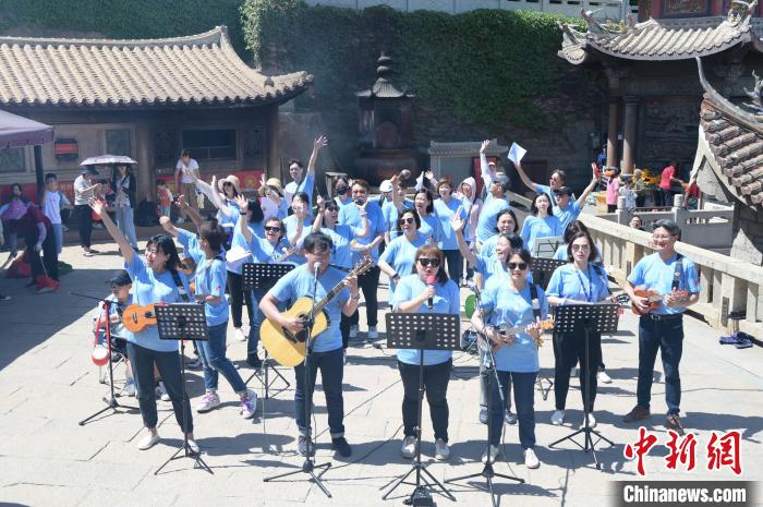 歌聲在湄洲媽祖祖廟天后宮前廣場響起?！?高亞成 攝