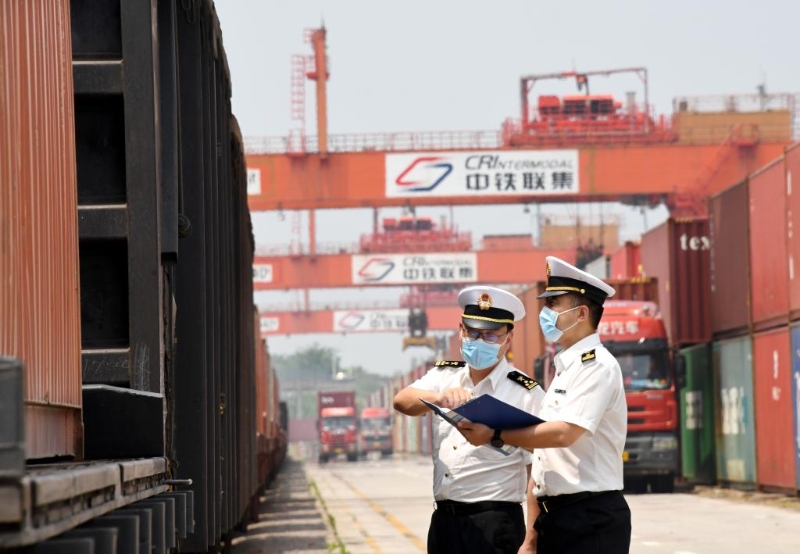 6月1日，青島海關(guān)工作人員在上合示范區(qū)多式聯(lián)運中心內(nèi)查驗“上合快線”國際班列。