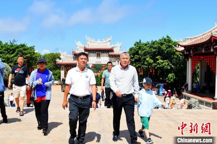 7月11日，阿曼中國和平統(tǒng)一促進會會長劉影東(前右)在湄洲媽祖祖廟參訪?！〕汤桄?攝