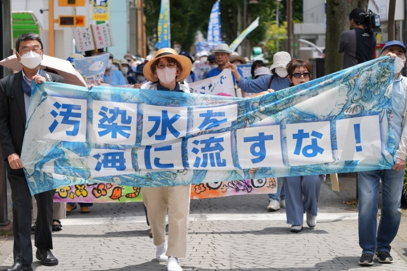 6月20日，人們在日本福島市參加反對核污染水排海的抗議活動。（圖源：新華社）