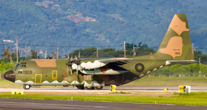 臺軍C-130運(yùn)輸機(jī)在臺東豐年機(jī)場進(jìn)行“漢光演習(xí)”起降預(yù)演