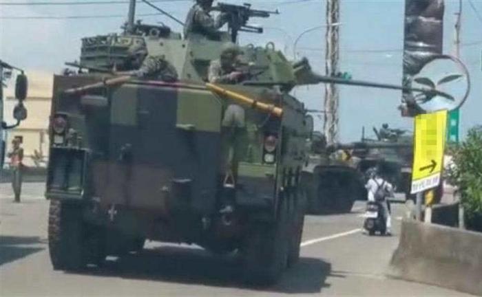 臺軍演習(xí)裝甲車炮管撞上道路反光鏡軍方：沒反應(yīng)過來、別太苛責(zé)