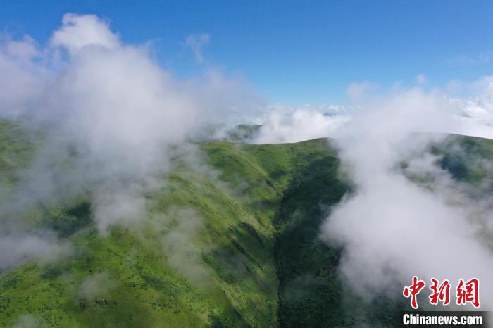 航拍賽來塘鎮(zhèn)山間云霧繚繞?！●R銘言 攝